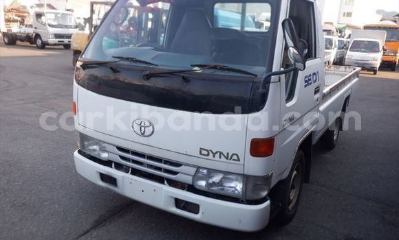 Nunua Ilio tumika Toyota Dyna Nyeupe Lori ndani ya Kampala nchini Uganda