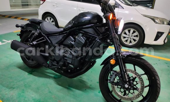 Gura Yakoze Honda Rebel Black Bike i Kampala mu Uganda