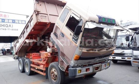 Gura Yakoze Isuzu Bighorn Red Ikamyo i Kampala mu Uganda