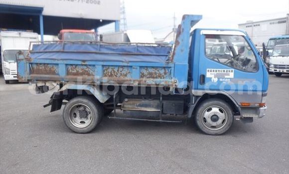 Nunua Ilio tumika Mitsubishi Van Bluu Lori ndani ya Kampala nchini Uganda Nunua Ilio tumika Mitsubishi Van Bluu Lori ndani ya Kampala nchini Uganda