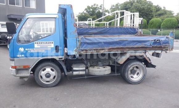 Nunua Ilio tumika Mitsubishi Van Bluu Lori ndani ya Kampala nchini Uganda Nunua Ilio tumika Mitsubishi Van Bluu Lori ndani ya Kampala nchini Uganda