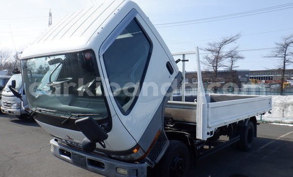 Nunua Ilio tumika Mitsubishi Van Nyeupe Lori ndani ya Kampala nchini Uganda Nunua Ilio tumika Mitsubishi Van Nyeupe Lori ndani ya Kampala nchini Uganda