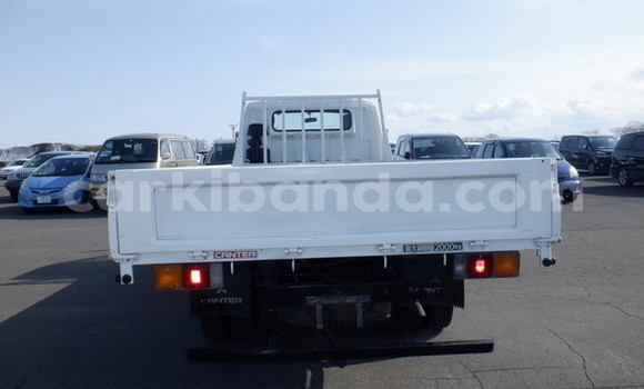 Nunua Ilio tumika Mitsubishi Van Nyeupe Lori ndani ya Kampala nchini Uganda Nunua Ilio tumika Mitsubishi Van Nyeupe Lori ndani ya Kampala nchini Uganda