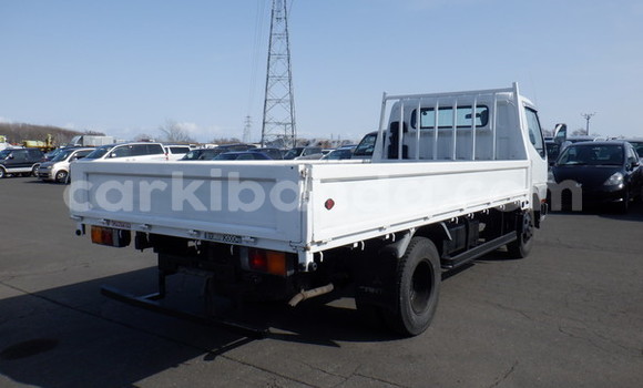 Nunua Ilio tumika Mitsubishi Van Nyeupe Lori ndani ya Kampala nchini Uganda Nunua Ilio tumika Mitsubishi Van Nyeupe Lori ndani ya Kampala nchini Uganda