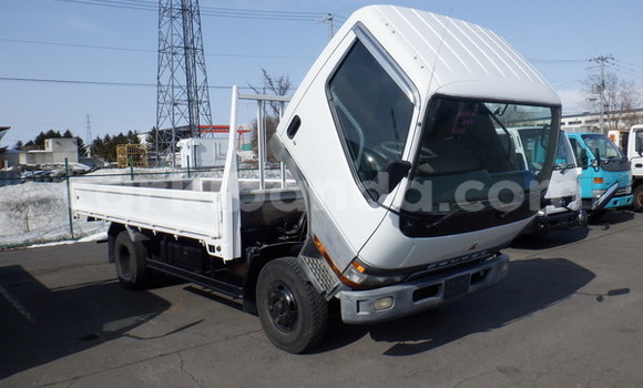 Nunua Ilio tumika Mitsubishi Van Nyeupe Lori ndani ya Kampala nchini Uganda Nunua Ilio tumika Mitsubishi Van Nyeupe Lori ndani ya Kampala nchini Uganda