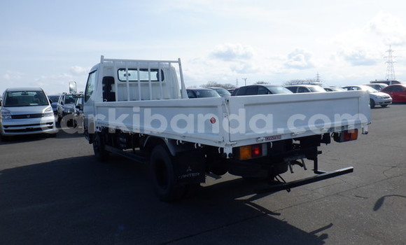 Nunua Ilio tumika Mitsubishi Van Nyeupe Lori ndani ya Kampala nchini Uganda Nunua Ilio tumika Mitsubishi Van Nyeupe Lori ndani ya Kampala nchini Uganda