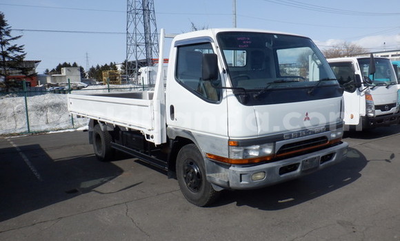 Nunua Ilio tumika Mitsubishi Van Nyeupe Lori ndani ya Kampala nchini Uganda Nunua Ilio tumika Mitsubishi Van Nyeupe Lori ndani ya Kampala nchini Uganda