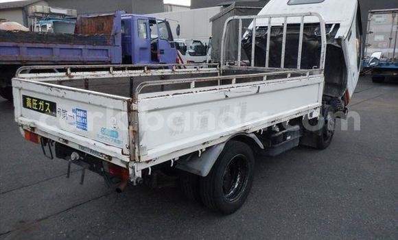 Gura Yakoze Mitsubishi Van White Ikamyo i Kampala mu Uganda