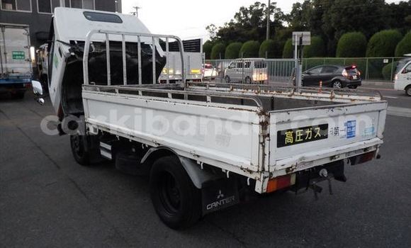 Nunua Ilio tumika Mitsubishi Van Nyeupe Lori ndani ya Kampala nchini Uganda Nunua Ilio tumika Mitsubishi Van Nyeupe Lori ndani ya Kampala nchini Uganda