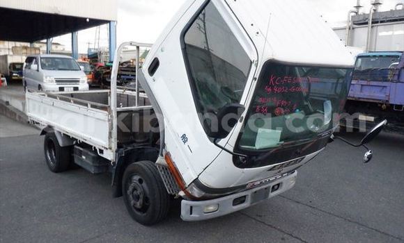 Nunua Ilio tumika Mitsubishi Van Nyeupe Lori ndani ya Kampala nchini Uganda Nunua Ilio tumika Mitsubishi Van Nyeupe Lori ndani ya Kampala nchini Uganda