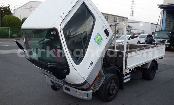 Nunua Ilio tumika Mitsubishi Van Nyeupe Lori ndani ya Kampala nchini Uganda Nunua Ilio tumika Mitsubishi Van Nyeupe Lori ndani ya Kampala nchini Uganda