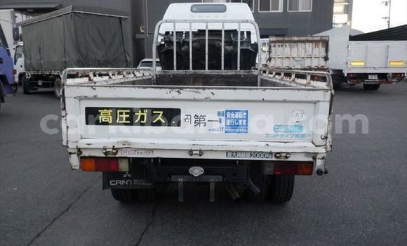 Nunua Ilio tumika Mitsubishi Van Nyeupe Lori ndani ya Kampala nchini Uganda Nunua Ilio tumika Mitsubishi Van Nyeupe Lori ndani ya Kampala nchini Uganda