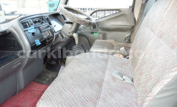Nunua Ilio tumika Mitsubishi Van Kijani Lori ndani ya Kampala nchini Uganda Nunua Ilio tumika Mitsubishi Van Kijani Lori ndani ya Kampala nchini Uganda