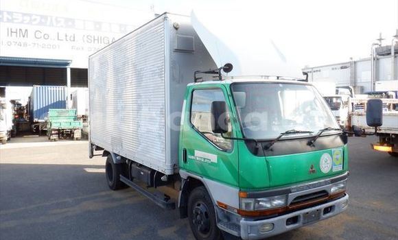 Nunua Ilio tumika Mitsubishi Van Kijani Lori ndani ya Kampala nchini Uganda Nunua Ilio tumika Mitsubishi Van Kijani Lori ndani ya Kampala nchini Uganda