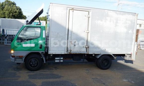 Nunua Ilio tumika Mitsubishi Van Kijani Lori ndani ya Kampala nchini Uganda Nunua Ilio tumika Mitsubishi Van Kijani Lori ndani ya Kampala nchini Uganda