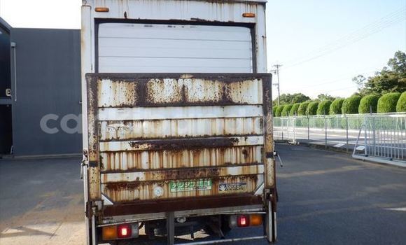 Nunua Ilio tumika Mitsubishi Van Kijani Lori ndani ya Kampala nchini Uganda Nunua Ilio tumika Mitsubishi Van Kijani Lori ndani ya Kampala nchini Uganda