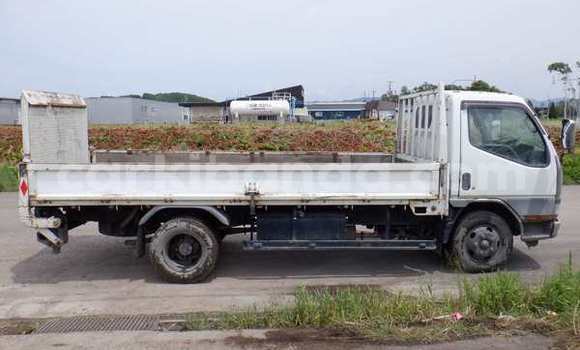 Nunua Ilio tumika Mitsubishi Van Nyeupe Lori ndani ya Kampala nchini Uganda Nunua Ilio tumika Mitsubishi Van Nyeupe Lori ndani ya Kampala nchini Uganda