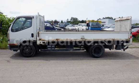 Nunua Ilio tumika Mitsubishi Van Nyeupe Lori ndani ya Kampala nchini Uganda Nunua Ilio tumika Mitsubishi Van Nyeupe Lori ndani ya Kampala nchini Uganda