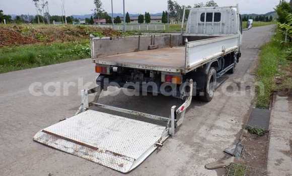 Nunua Ilio tumika Mitsubishi Van Nyeupe Lori ndani ya Kampala nchini Uganda Nunua Ilio tumika Mitsubishi Van Nyeupe Lori ndani ya Kampala nchini Uganda