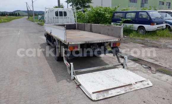 Nunua Ilio tumika Mitsubishi Van Nyeupe Lori ndani ya Kampala nchini Uganda Nunua Ilio tumika Mitsubishi Van Nyeupe Lori ndani ya Kampala nchini Uganda