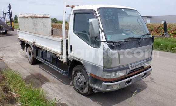 Nunua Ilio tumika Mitsubishi Van Nyeupe Lori ndani ya Kampala nchini Uganda Nunua Ilio tumika Mitsubishi Van Nyeupe Lori ndani ya Kampala nchini Uganda