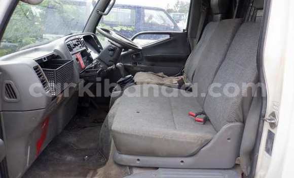 Nunua Ilio tumika Mitsubishi Van Nyeupe Lori ndani ya Kampala nchini Uganda Nunua Ilio tumika Mitsubishi Van Nyeupe Lori ndani ya Kampala nchini Uganda