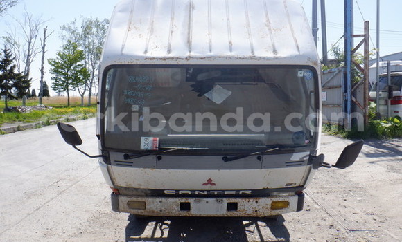 Nunua Ilio tumika Mitsubishi Van Nyeupe Lori ndani ya Kampala nchini Uganda Nunua Ilio tumika Mitsubishi Van Nyeupe Lori ndani ya Kampala nchini Uganda