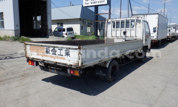 Nunua Ilio tumika Mitsubishi Van Nyeupe Lori ndani ya Kampala nchini Uganda Nunua Ilio tumika Mitsubishi Van Nyeupe Lori ndani ya Kampala nchini Uganda