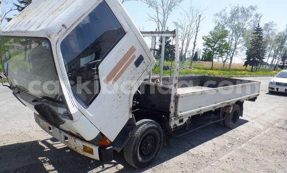 Nunua Ilio tumika Mitsubishi Van Nyeupe Lori ndani ya Kampala nchini Uganda Nunua Ilio tumika Mitsubishi Van Nyeupe Lori ndani ya Kampala nchini Uganda