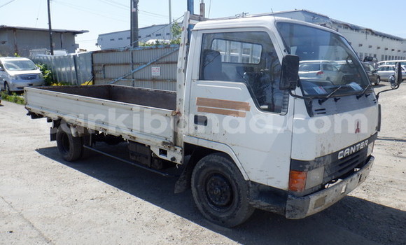 Nunua Ilio tumika Mitsubishi Van Nyeupe Lori ndani ya Kampala nchini Uganda Nunua Ilio tumika Mitsubishi Van Nyeupe Lori ndani ya Kampala nchini Uganda