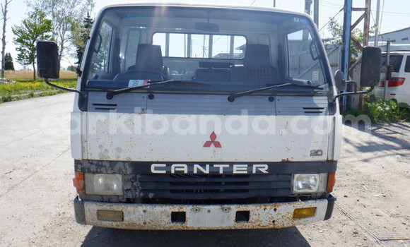 Nunua Ilio tumika Mitsubishi Van Nyeupe Lori ndani ya Kampala nchini Uganda Nunua Ilio tumika Mitsubishi Van Nyeupe Lori ndani ya Kampala nchini Uganda