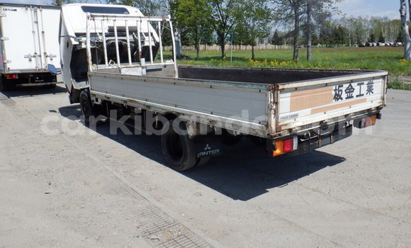 Nunua Ilio tumika Mitsubishi Van Nyeupe Lori ndani ya Kampala nchini Uganda Nunua Ilio tumika Mitsubishi Van Nyeupe Lori ndani ya Kampala nchini Uganda