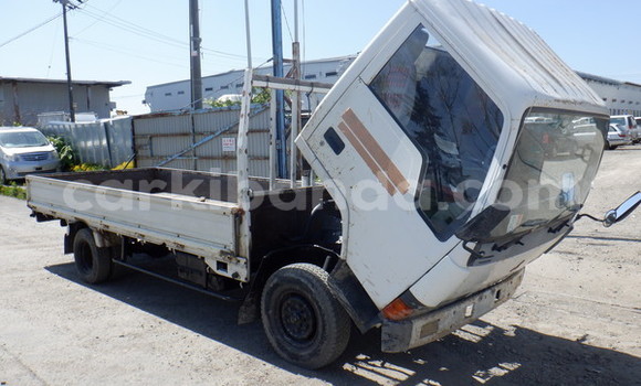 Nunua Ilio tumika Mitsubishi Van Nyeupe Lori ndani ya Kampala nchini Uganda Nunua Ilio tumika Mitsubishi Van Nyeupe Lori ndani ya Kampala nchini Uganda