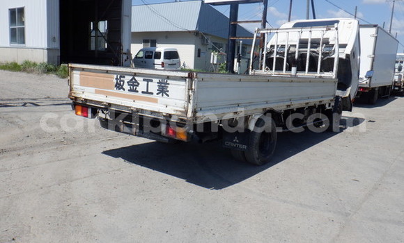 Nunua Ilio tumika Mitsubishi Van Nyeupe Lori ndani ya Kampala nchini Uganda Nunua Ilio tumika Mitsubishi Van Nyeupe Lori ndani ya Kampala nchini Uganda