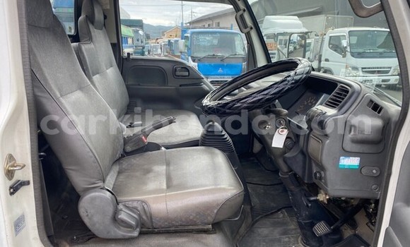 Nunua Ilio tumika Isuzu Bighorn Nyeupe Lori ndani ya Kampala nchini Uganda