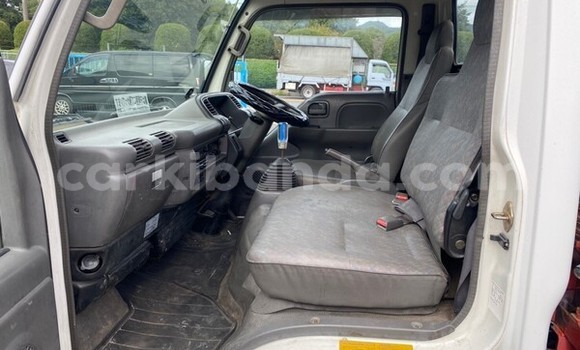 Nunua Ilio tumika Isuzu Bighorn Nyeupe Lori ndani ya Kampala nchini Uganda Nunua Ilio tumika Isuzu Bighorn Nyeupe Lori ndani ya Kampala nchini Uganda