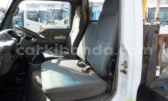 Nunua Ilio tumika Isuzu Bighorn Nyeupe Lori ndani ya Kampala nchini Uganda Nunua Ilio tumika Isuzu Bighorn Nyeupe Lori ndani ya Kampala nchini Uganda