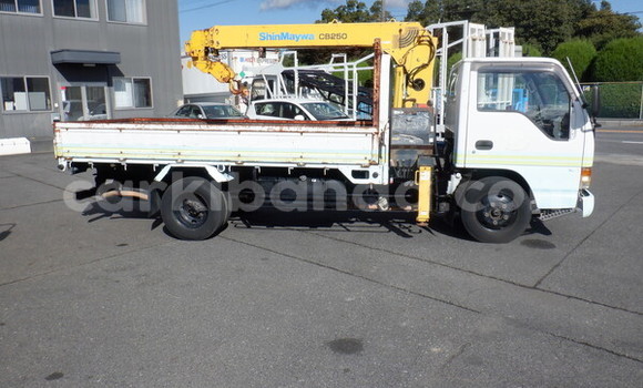 Nunua Ilio tumika Isuzu Bighorn Nyeupe Lori ndani ya Kampala nchini Uganda Nunua Ilio tumika Isuzu Bighorn Nyeupe Lori ndani ya Kampala nchini Uganda