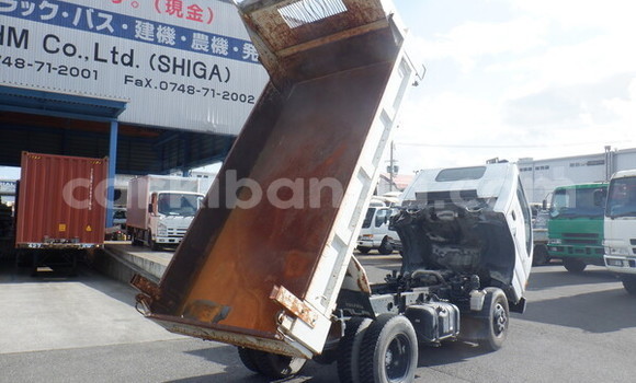 Nunua Ilio tumika Isuzu Bighorn Nyeupe Lori ndani ya Kampala nchini Uganda Nunua Ilio tumika Isuzu Bighorn Nyeupe Lori ndani ya Kampala nchini Uganda