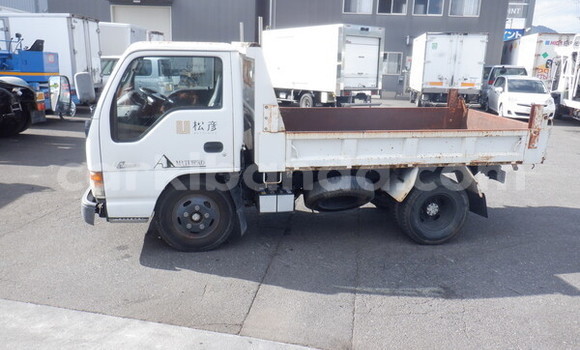 Nunua Ilio tumika Isuzu Bighorn Nyeupe Lori ndani ya Kampala nchini Uganda Nunua Ilio tumika Isuzu Bighorn Nyeupe Lori ndani ya Kampala nchini Uganda