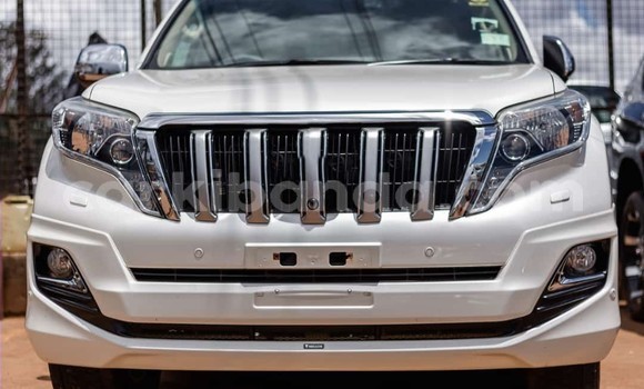 Gura Yakoze Toyota Prado White Imodoka i Kampala mu Uganda Gura Yakoze Toyota Prado White Imodoka i Kampala mu Uganda