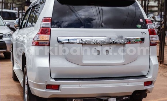 Gura Yakoze Toyota Prado White Imodoka i Kampala mu Uganda Gura Yakoze Toyota Prado White Imodoka i Kampala mu Uganda
