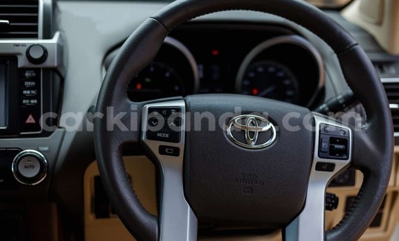 Gura Yakoze Toyota Prado White Imodoka i Kampala mu Uganda Gura Yakoze Toyota Prado White Imodoka i Kampala mu Uganda