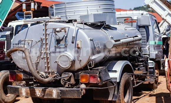 Gura Yakoze Isuzu FTR 850 White Ikamyo i Kampala mu Uganda Gura Yakoze Isuzu FTR 850 White Ikamyo i Kampala mu Uganda