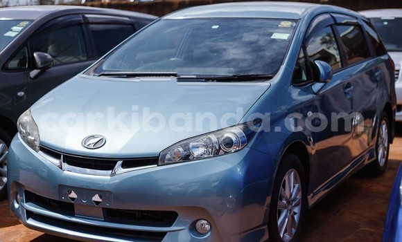 Gura Yakoze Toyota Wish Blue Imodoka i Kampala mu Uganda