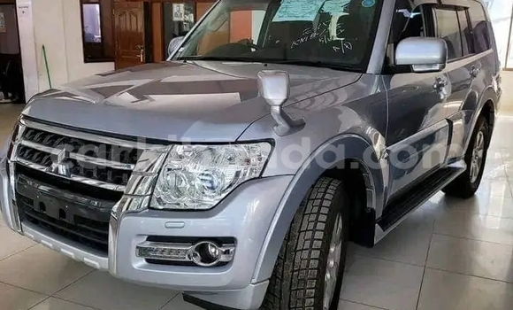 Gura Yakoze Mitsubishi Pajero Silver Imodoka i Kampala mu Uganda Gura Yakoze Mitsubishi Pajero Silver Imodoka i Kampala mu Uganda