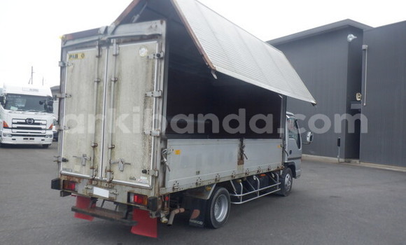 Nunua Ilio tumika Isuzu Bighorn Nyeupe Lori ndani ya Kampala nchini Uganda Nunua Ilio tumika Isuzu Bighorn Nyeupe Lori ndani ya Kampala nchini Uganda