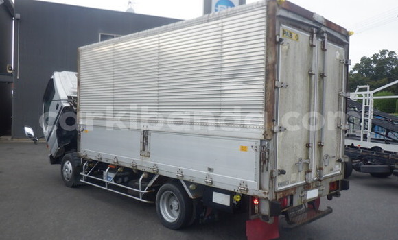 Nunua Ilio tumika Isuzu Bighorn Nyeupe Lori ndani ya Kampala nchini Uganda Nunua Ilio tumika Isuzu Bighorn Nyeupe Lori ndani ya Kampala nchini Uganda