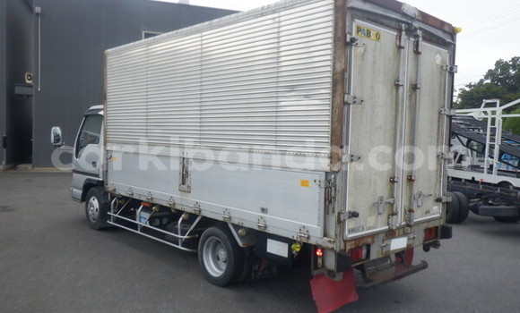 Nunua Ilio tumika Isuzu Bighorn Nyeupe Lori ndani ya Kampala nchini Uganda Nunua Ilio tumika Isuzu Bighorn Nyeupe Lori ndani ya Kampala nchini Uganda