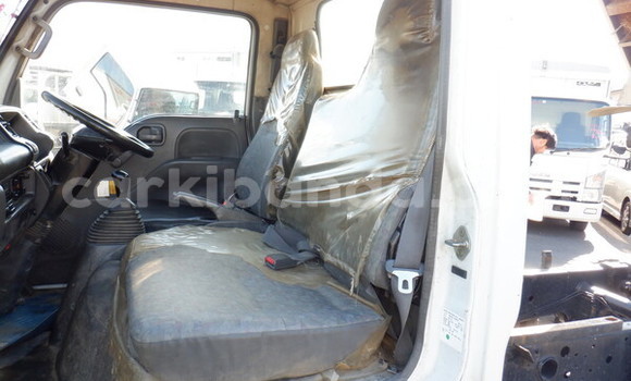 Nunua Ilio tumika Isuzu Bighorn Nyeupe Lori ndani ya Kampala nchini Uganda Nunua Ilio tumika Isuzu Bighorn Nyeupe Lori ndani ya Kampala nchini Uganda